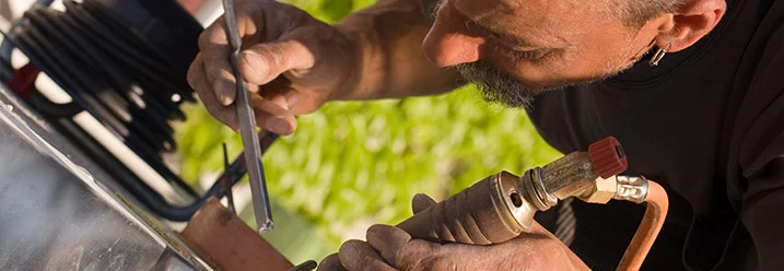 Person lötet Metall